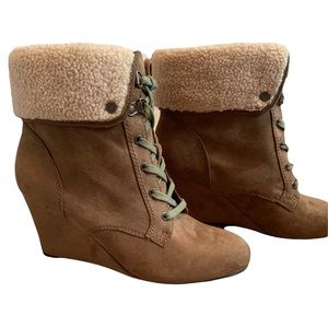 Brand New Indigo rd. Tan Wedges Size 9M.